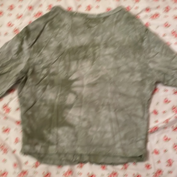 Cropped Butterfly long sleeve, super cute goes with a lot of outfits!! - Picture 2 of 2